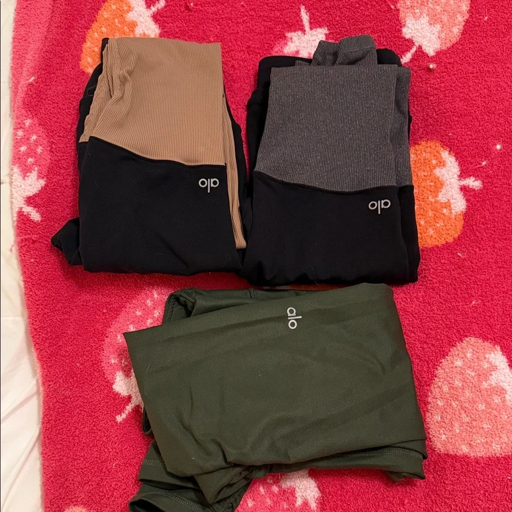 ALO Yoga Leggings Bundle Set - Black. Tan, Gray, and Green - Picture 6 of 7